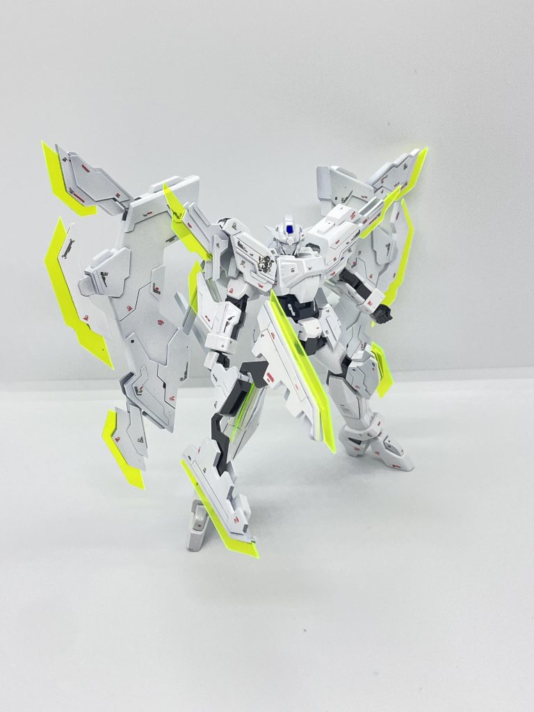 手持ち武器の剣は刀身が中心から割れて開き、中からビーム砲が出現します。プラ板でのスクラッチです。