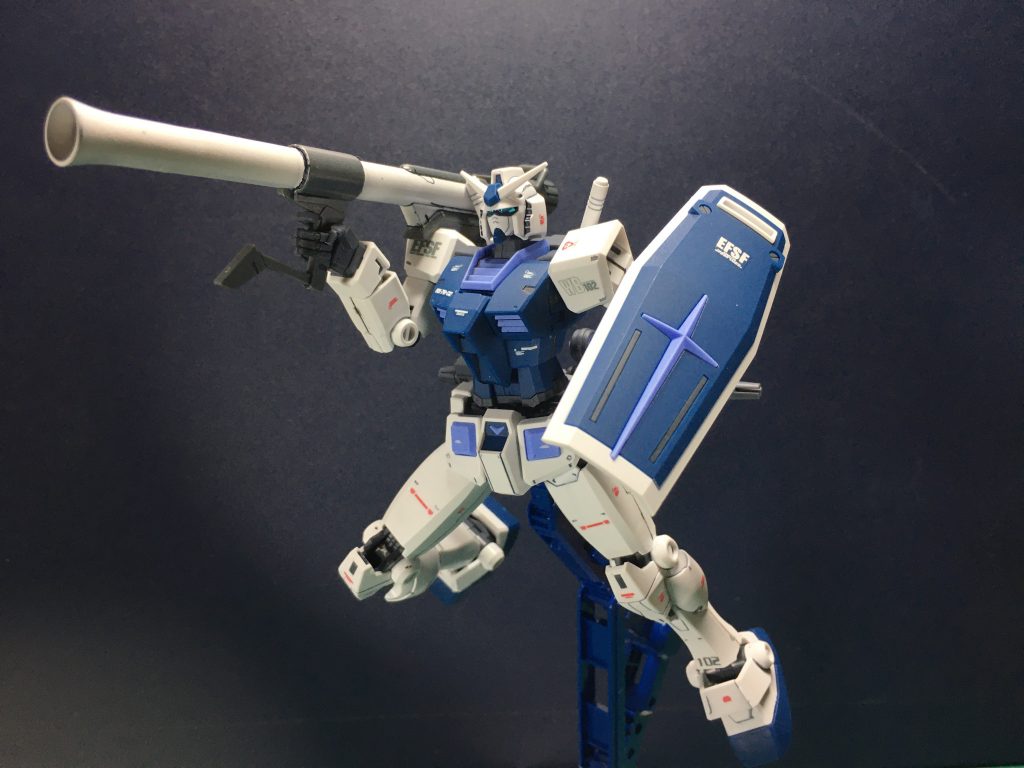 袖部分の可動や角度がついた形状のお陰で、バズーカを担ぐ姿も取りやすい気がします。