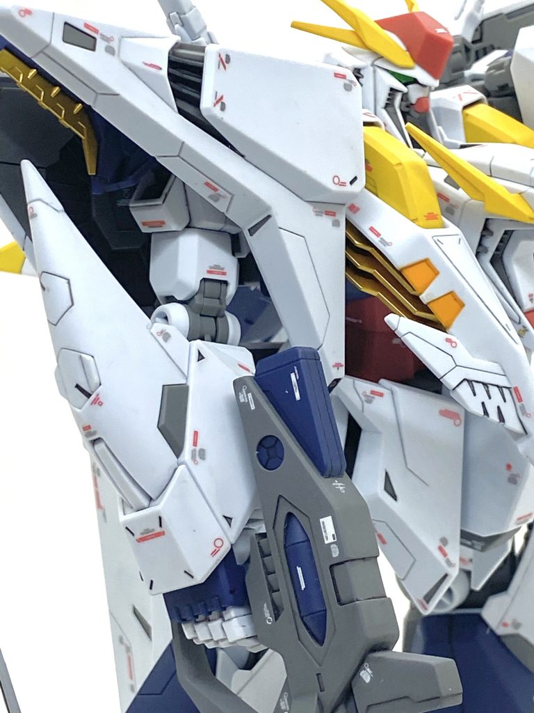 Ξガンダムは劇中の最新鋭の試作機ですから至る所にコーションマークと思うので満遍なく貼りました。近い時代で前に作りましたユニコーンガンダムやナラティブガンダムともなるべく近いデザインのデカールを貼って関連性がある様にしています。