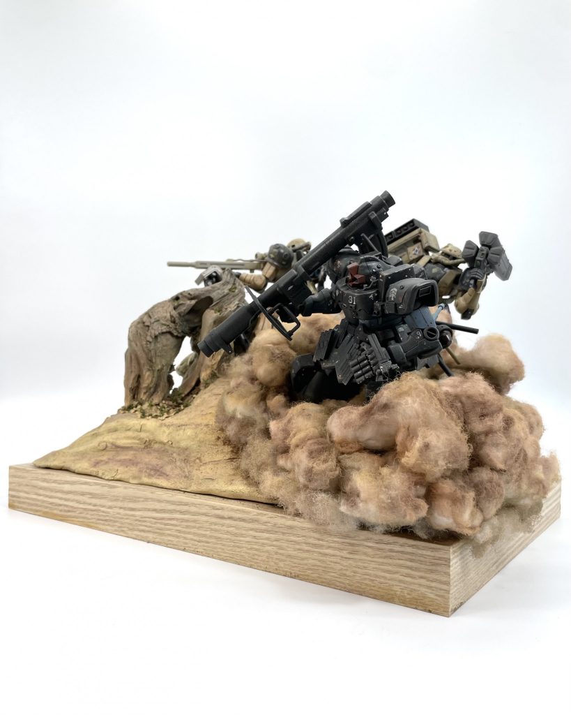 どの方向から見ても楽しめる様に仕上げましたが、一応この面が 『正面』 となってます。この角度が1番主役であるランバ・ドムがカッコ良く見えると思います。