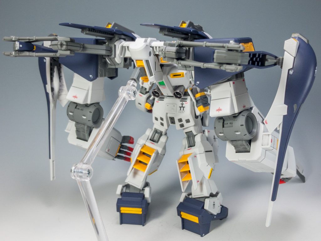 リアビューです。さすがにスタンドがないと自立出来ません。背面はごちゃごちゃ感がすごいですね(笑)バーニアは、ガンマカのヘビーガンメタリックです。