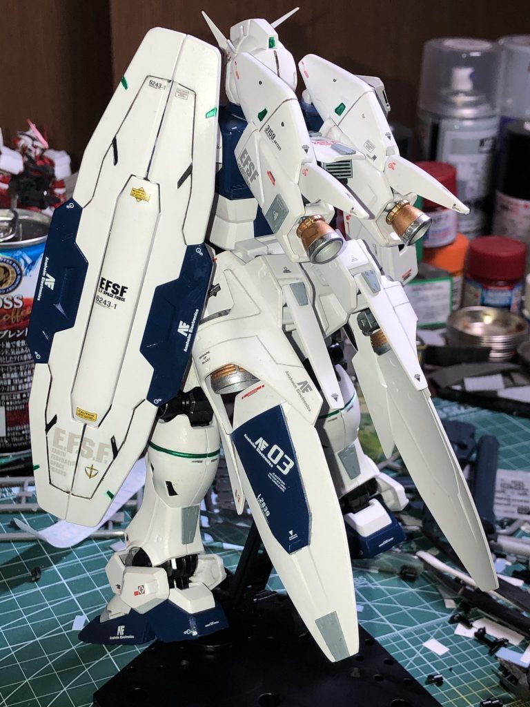 やっぱりこの機体は後ろ姿がカッコイイです。盾の裏面やリアスカートの裏面も手を加えてみたいなとは思いましたが、キリがないのと次のキットを早く作りたくなってしまった為断念。その技術もないんですが。