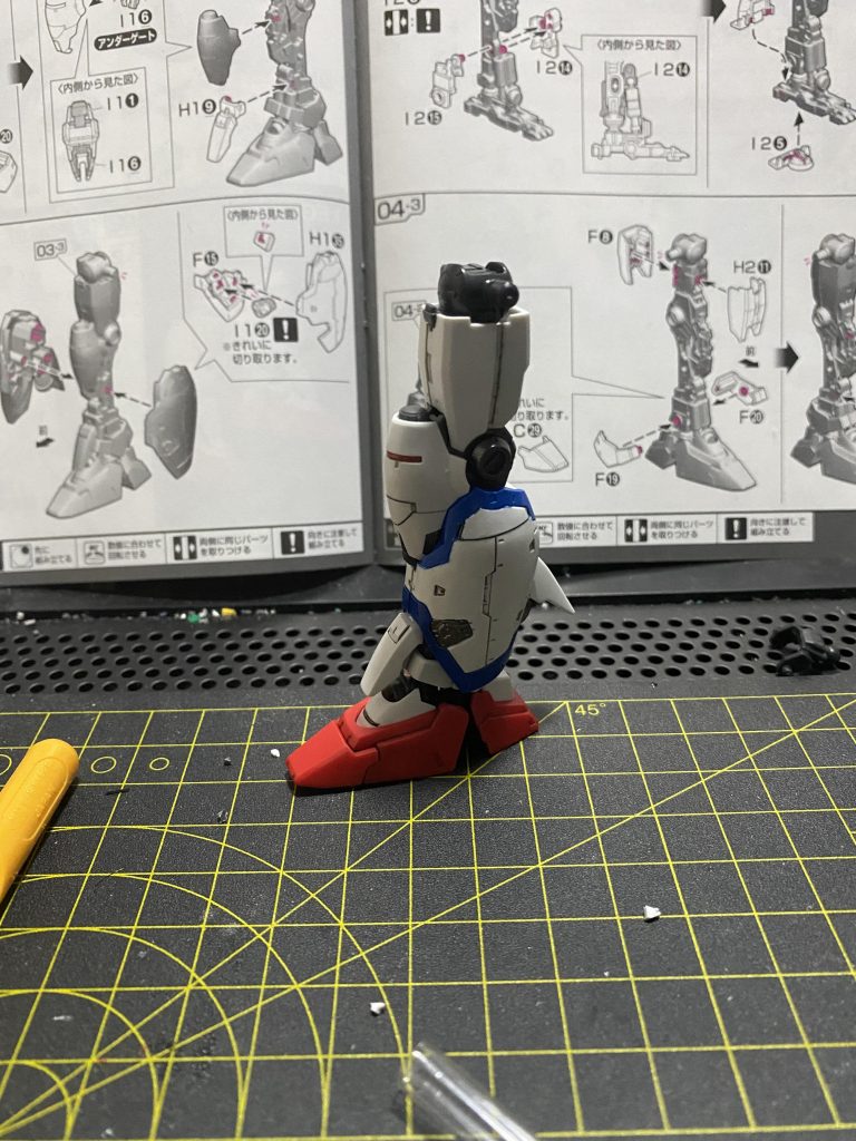 脚です。マスキングテープ貼るのが大変でした。
