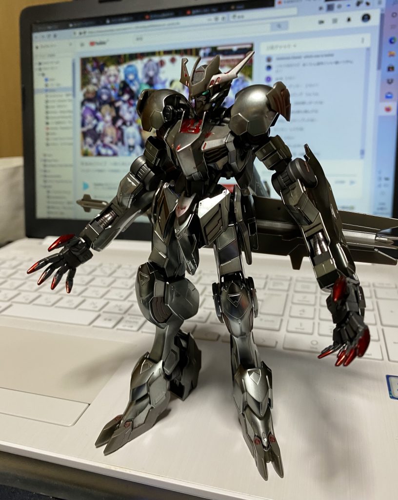 指先と胸の鉄華団マーク周辺はガンダムマーカーのロイヤルメタレッドで塗装メッキ部分についてもワンポイントで同色を乗せたがこれがかなり危うい行為だった