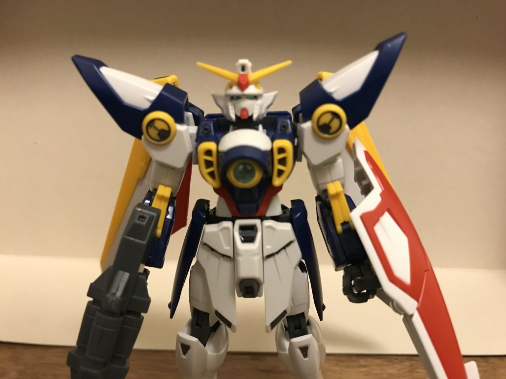 性能核エンジン本機の動力源。推進力の高さもあって、形態を問わず単独飛行を可能としている。防御力・耐久性装甲にはルナチタニウム合金が採用されており、ビーム・実体弾への高い防御力を持つ。機動力・スピードバックパックのウイングユニットによって、MS形態でも高い機動力を誇る。