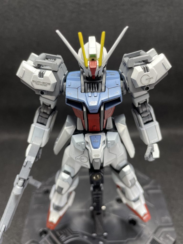 肩と胸のディテールに力入れました。肩にはストライカーパックと接続するためのジョイントという設定で端子的なのと、肩上面にディテールを追加しています。胸は放熱フィン的な？