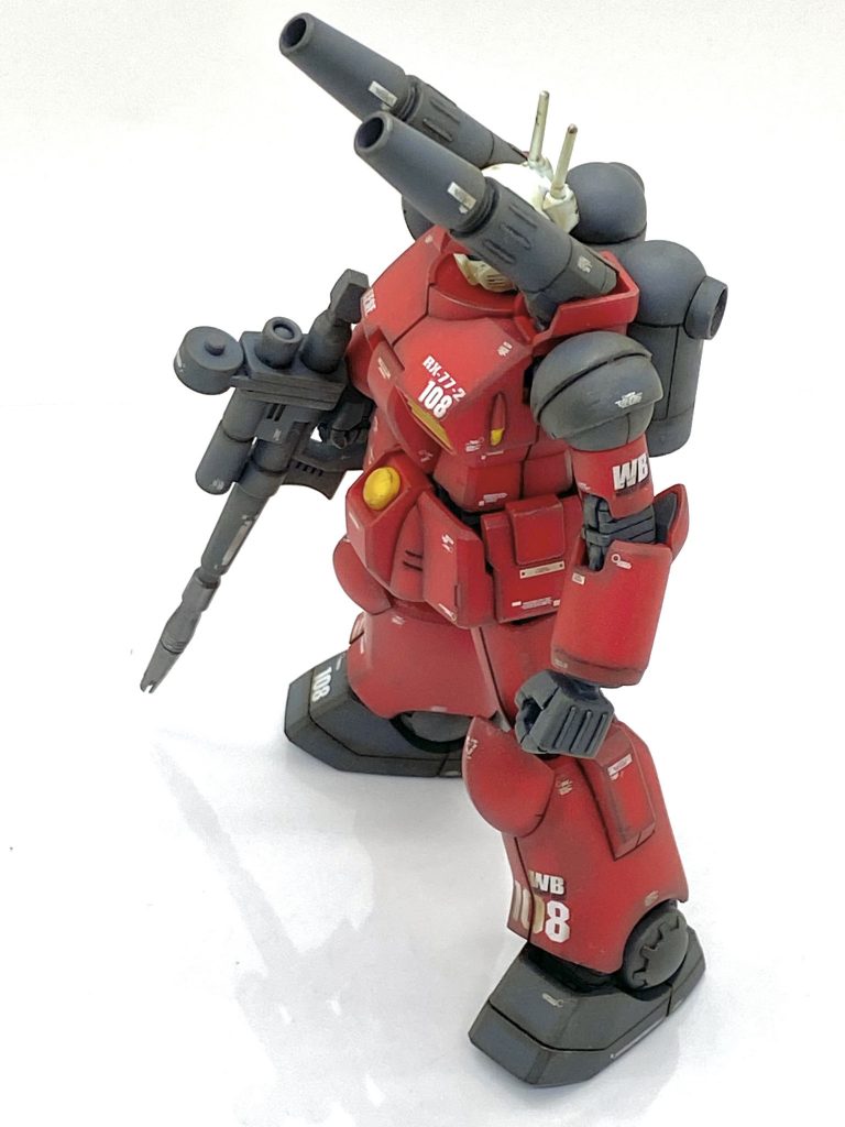 クリアーパーツ以外の部分は(クレオス)Mr.カラーGXスーパースムースクリアーを吹き付けて、その後にらいだ~Joe様のお気軽汚しを参考に(クレオス)水性ホビーカラー焼鉄色をスポンジを使ってチッピング、(クレオス)ガンダムマーカー リアルタッチマーカーブラウン1でへこみ部分に塗って神ペンでぼかし、(タミヤ)ウェザリングマスターでオイルをエッジ部分に付け、最後はススや赤錆、チタンを少しですが全体的に付けています。