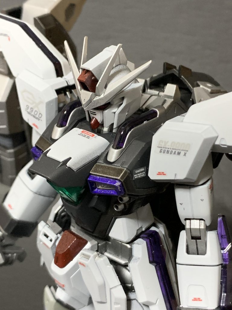 カラーレシピは全てスプレー缶で、フレームは黒サフ⇒シルバー装甲の色は本体:MSホワイト胴体・足など:ラバーブラック胴体赤部など:メタリックレッド・黒鉄色ブレードアンテナ:シルバー胸部ダクト枠部:メタリックパープル