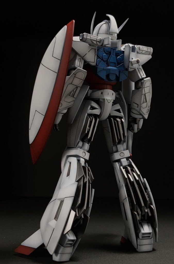 好き嫌い分かれるデザインかと思いますが、尖りつつもちゃんとガンダムしてて私は好きです。飾るのを考慮して肩のビームサーベルの鞘はアタッチメント付きのものを付けています。