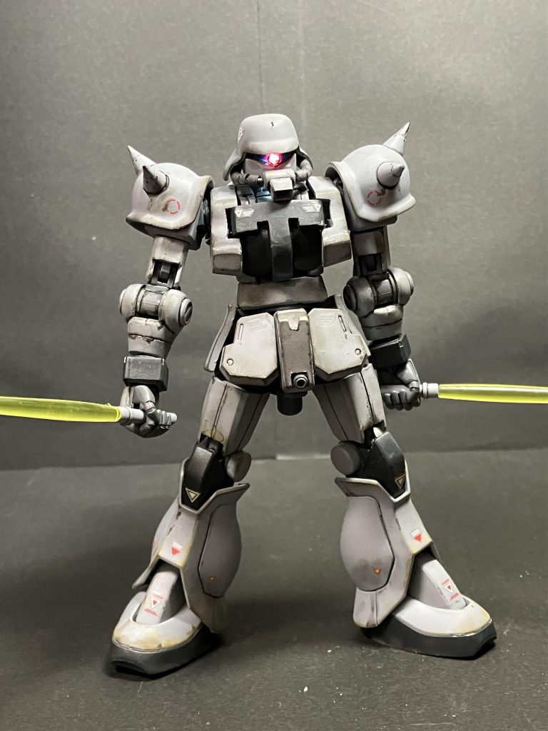 マシンガンを打ち尽くしたら各部装甲をパージ。ビームサーベルと両肩スパイクで戦う軽装タイプです。