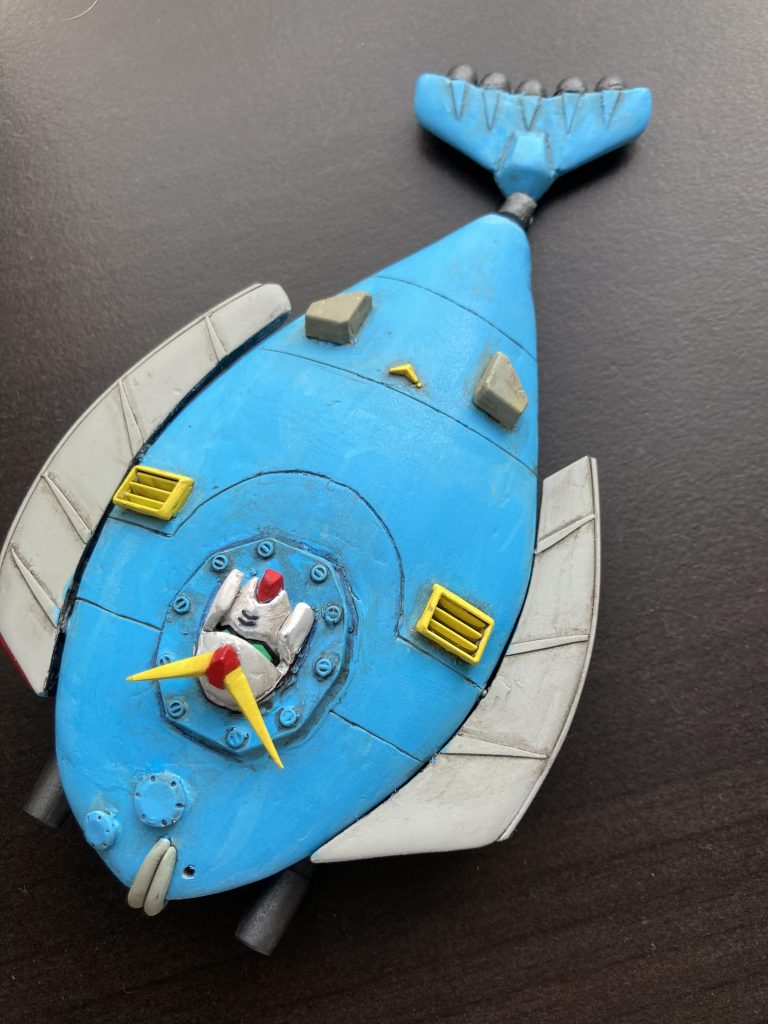 顔は、MGガンダムmk-Ⅱの旧パージョンのもの。尻尾の先のスラスターは、MGガンダムのハイパーバズーカの砲弾だと思います。ちなみに尻尾部分は可動します。