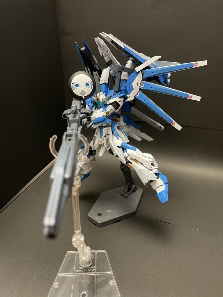 本機のメインウェポン、ハイパーメガランチャーはMGゼータガンダムから拝借索敵機能拡大のため、レドームを装備