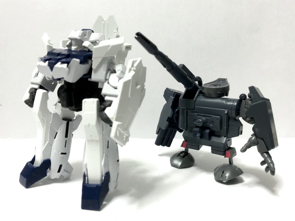 この前作ったガンダムベース限定ユニコーンガンダムの使用しないパーツだけで作ったロボと並べて撮影。