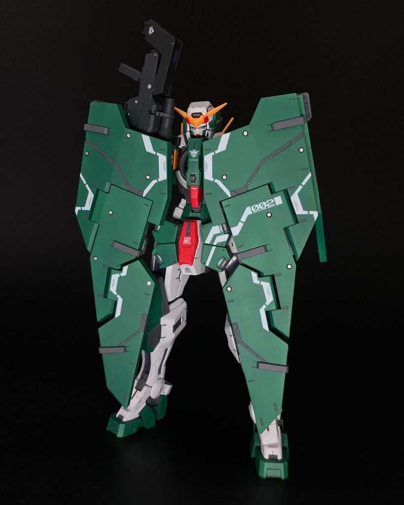 GNフルシールドを構えた状態です。シールドも色分けを頑張りました。丸いディテールはシルバーに凹んでる部分はフレームカラーのグレーをエナメル塗装を使い、面相筆で塗装しています。