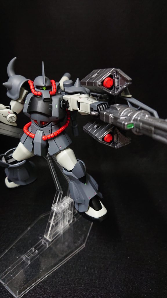 実験用の機体と言うことでグレー系の色でまとめて、アクセントに赤を入れてみましたモノアイはいつもどおり、セリアのデコレーションシール(黄緑)を接着