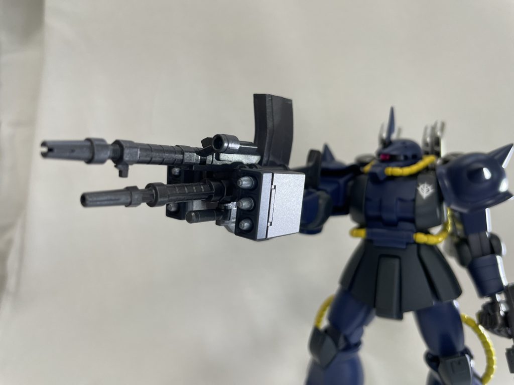 武装は二連装ザクマシンガンの両サイドにミサイルポッドが付いた専用武器を装備、マガジンも大型化。サブウェポンとしてハンドガン。