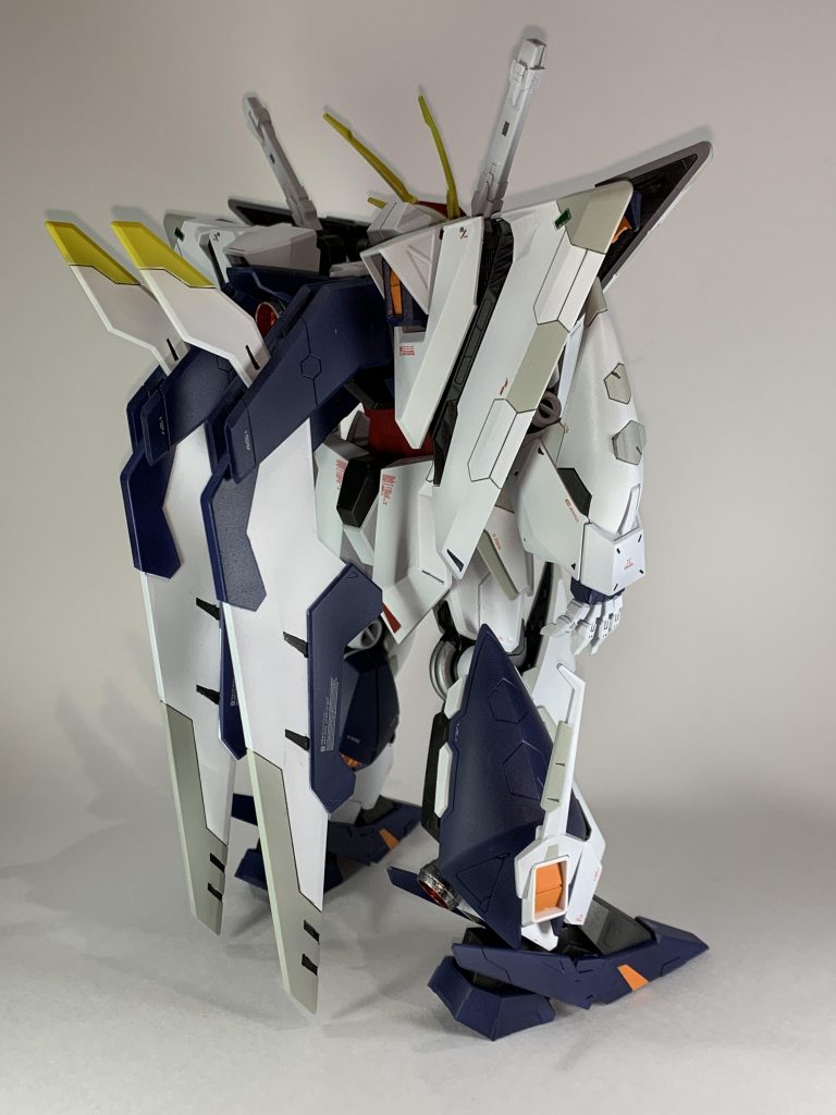 背部ウイングのみ、独自の解釈で紺色を追加しています。鬼門は脚部のオレンジに思われましたが、付属シールをマスキング代わりにすることで、楽に塗装を行えました。