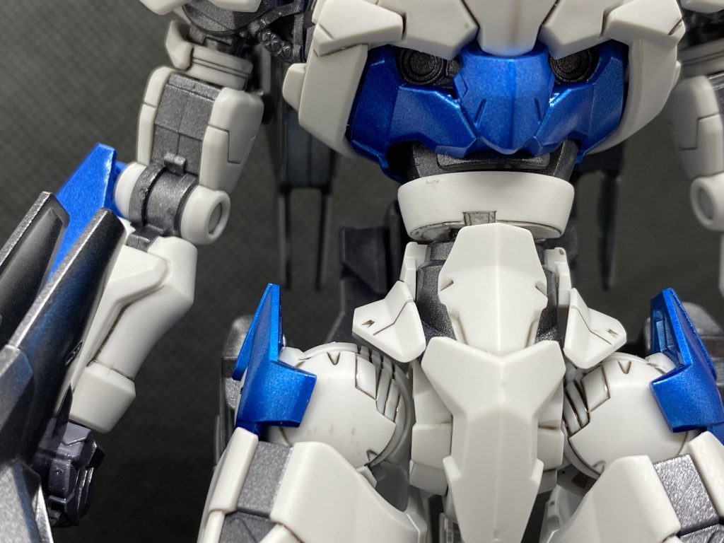 ダブルオーのコーンの根本を切り取ってカバーにしてます。いい感じに馴染んでくれました