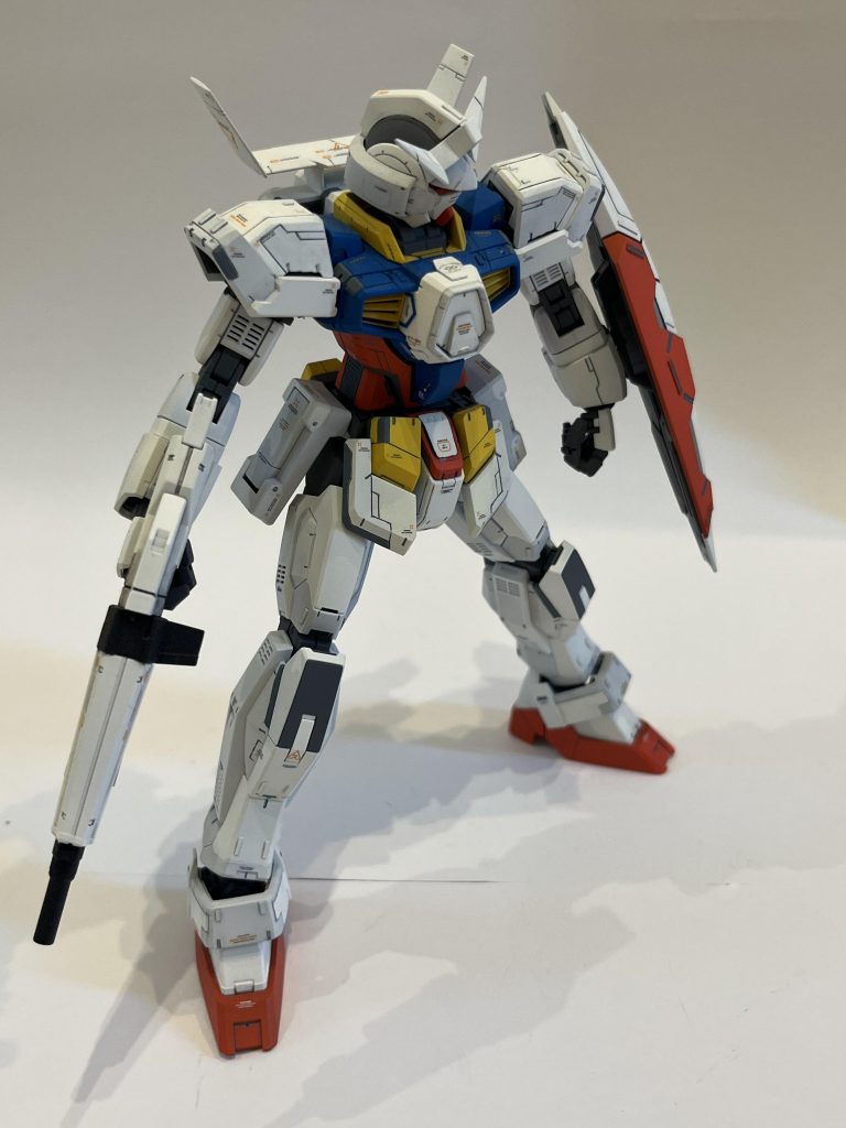 というわけで、このAGE-1少しだけチッピングをしてスジボリ加えた以外はほぼノーマル。色をRX-78-2風にしたので背中のウイング部分も白くしました。MG AGE-1は、ほぼノーマルなのに情報量多くてカッコいい！そして凄い組みやすかった！歴代MGの中でもかなりの傑作キットだと思います。