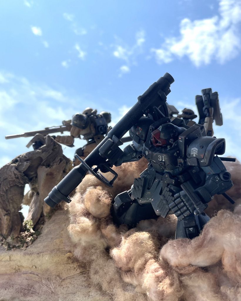 3機の連携で敵モビルスーツをどんどん墜としていく様をイメージできるような装備・配置・動きを意識して製作。見た人にもそのイメージを共有できる作品に仕上がるように心がけました。 