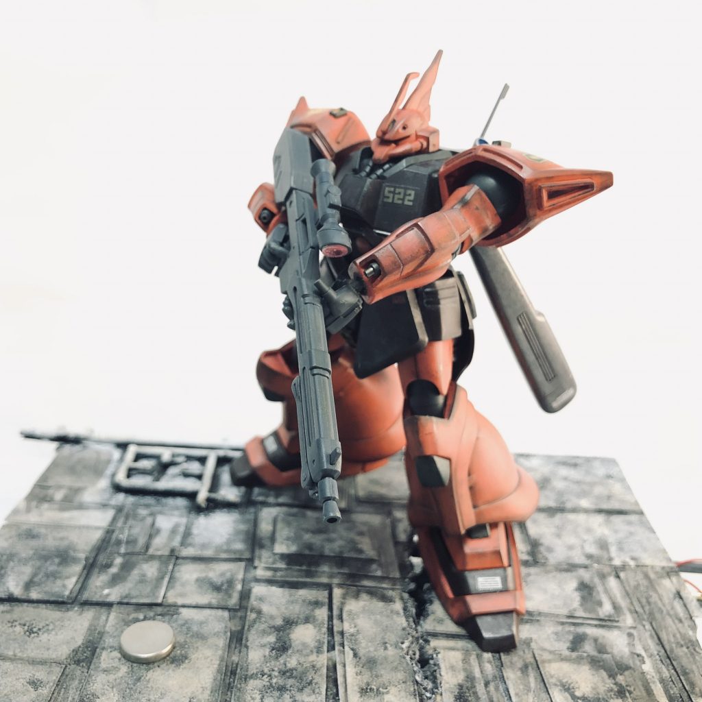 ちらっと見えるメタルパーツ