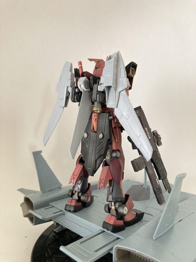 ビルダーズパーツを元にプラ板で加工。ヒンジにはコトブキヤのサポートパーツを組み合わせて、フライトユニットに角度をつけられるようにしました。