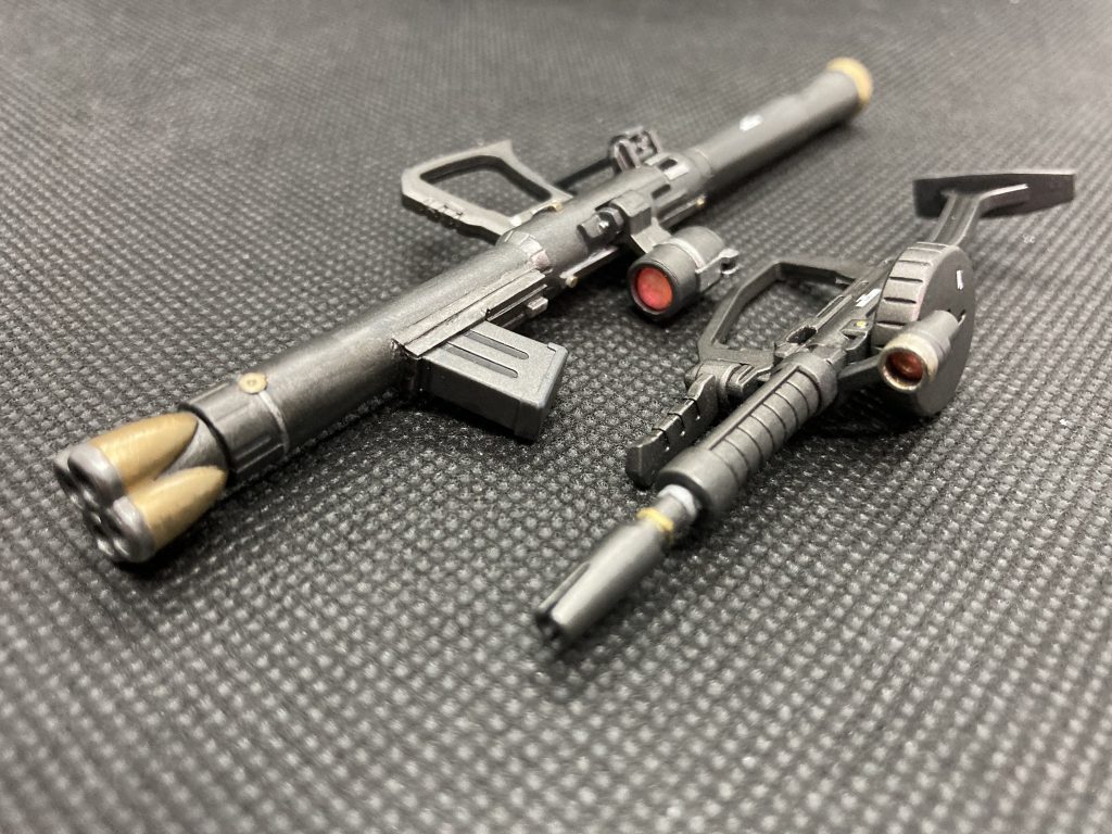 武器のスコープには、ダイソーさんの偏光装飾テープとHアイズでレンズを挿入。バズーカにはマガジンを追加。0.5mm厚プラ板の箱組でマガジンの挿入口を作りました。