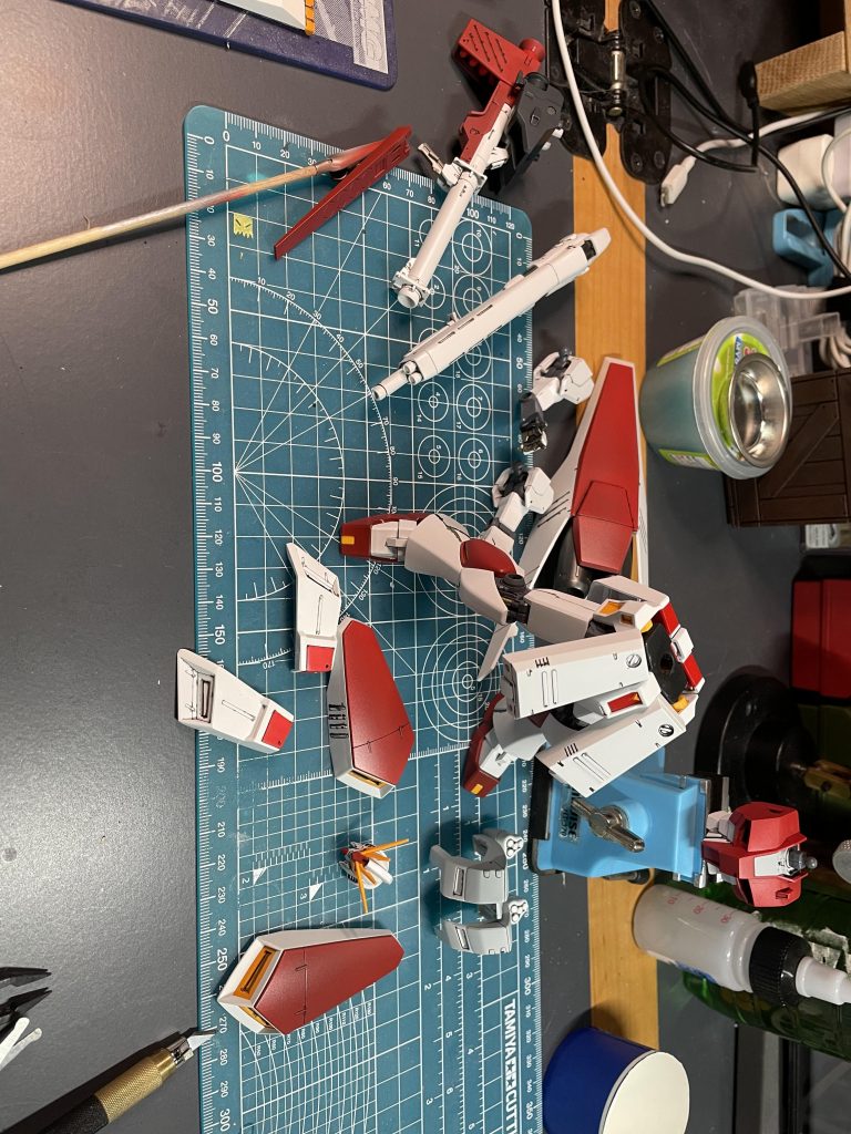 組み立て直前の画像というか、組み立て中の画像なのですがここで、脚部の増加装甲(HWSのヤツ)のバーニア部分がどーしても許せなくて、ここからマスキングして塗り分ける作業が始まったという笑なんともお間抜けな作業工程ですよ。まぁ、行き当たりばったりな作成も、それはそれで楽しいかなと思っております。さて、今回も最後までご覧いただきありがとうございます♪Twitterで EGしばりのイベントがあったからこそ、ここまで突貫工事的な勢いそのままの作品作成を、自分に強いることができたのでした！そのイベント主催者のアバランチさん↓https://twitter.com/t_i_avalanche?s=21&t=QFcxGh6KnGQkqzc6Ncte5gには感謝ですよ！！楽しいことが終わると、廃人のような時間が一時流れますが、次のイベント及び展示会のために、また自分が大好きな作品を、永遠に作り続けるのですよ笑そして、ガンプラ界隈が、平和で楽しいものであり続けられますよーに。全然関係ないけど、そーいえば、ガンダムバーって昔ありましたよね？知ってます？そこで、このご時世、コ◯ナが落ち着いたら、ガンプラバーってやつを開いてみたら、きっと楽しいだろなぁ〜と笑誰か一緒にやりませんか？笑