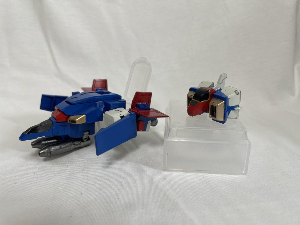 コアファイターとコア・トップ。コックピット兼脱出装置のコアファイター、上半身パーツとビームライフルて構成されたコアトップはライフル部のコックピットから運用可能との事。