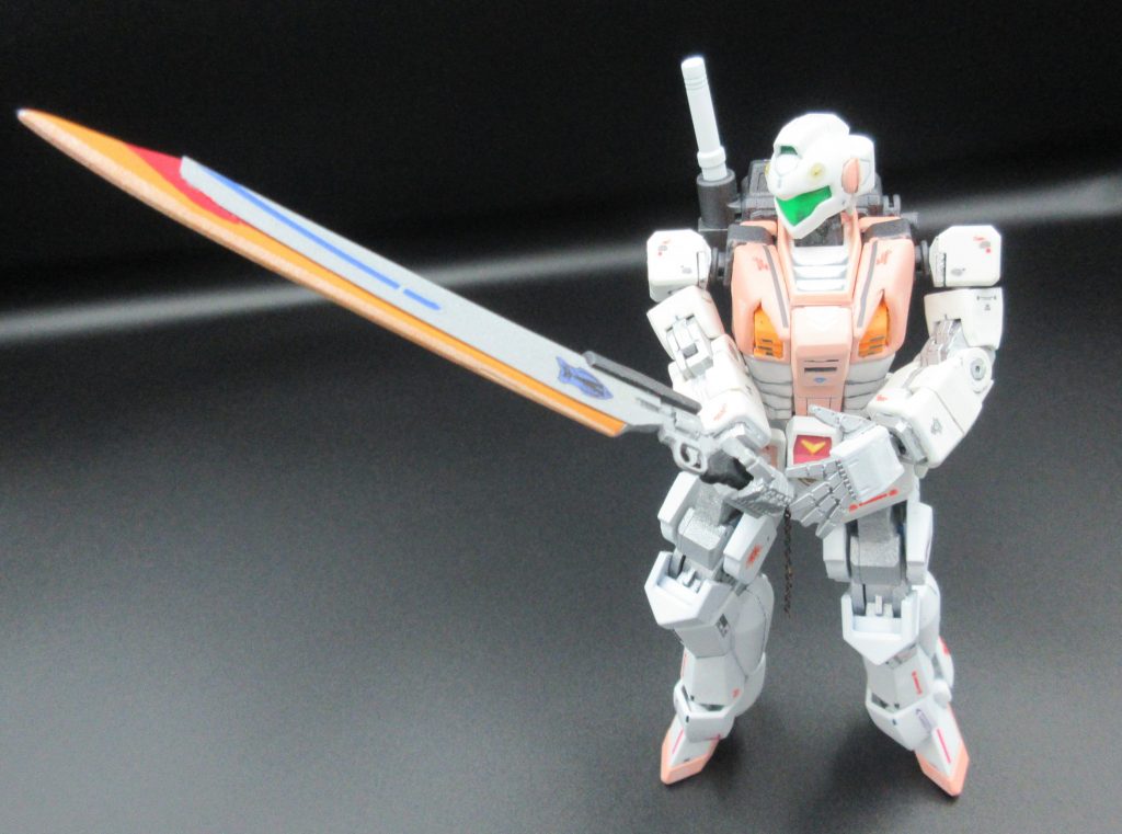 ちなみに この『ガンブレード』なる武器は、登場作品（現実にも一応存在）によって その機能／解釈が 異なっております。そして 私が好きな FF8 での『ガンブレード』の 機能は下記となります。 ＜ガンブレードの 機能（FF8 での設定）＞攻撃を当てた瞬間に 柄の 引き金を引く。すると 弾倉に込められた 火薬が炸裂して 刀身が振動。これにより 攻撃の威力を 一時的に 高めることができる 武器。（一種の 高周波ブレード）