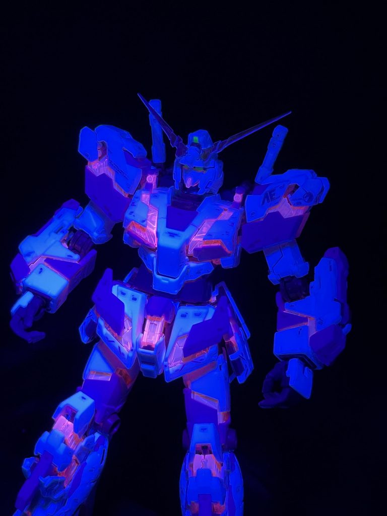 そして…!なんと言ってもこのキット、光ります!!サイコフレームはもちろん、白の外装パーツにも蛍光塗料が練り込まれているのか、もうピカッピカです。これ、通常版も光るんでしょうか?光ってないパーツはライトグレーで、元のRGキットとの差別化もバッチリ。