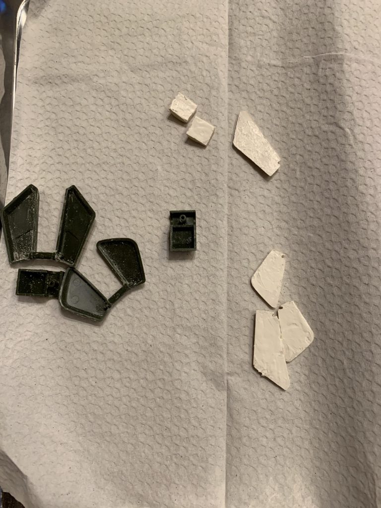 スカートアーマー裏はエポパテで埋めて、筋彫りしてます。