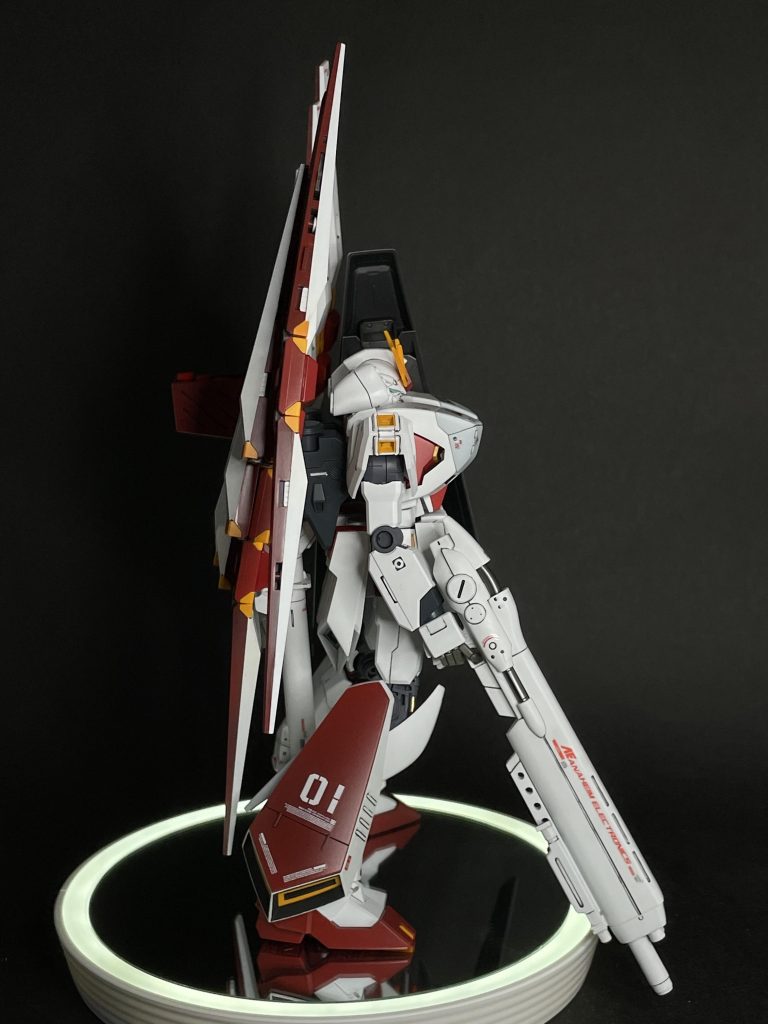 右側ですライフルのデカールが何気にお気に入りです笑HGのHWSは、脚部の追加パーツのバーニア部(黄色と黒色、そして白色の縁取り!)が、塗り分け面倒なんですけど、今回は頑張ってみましたよ笑やはり頑張れば頑張るだけ見栄えするもんですね笑手間を惜しまないという事を今回は勉強しましたよ！！！