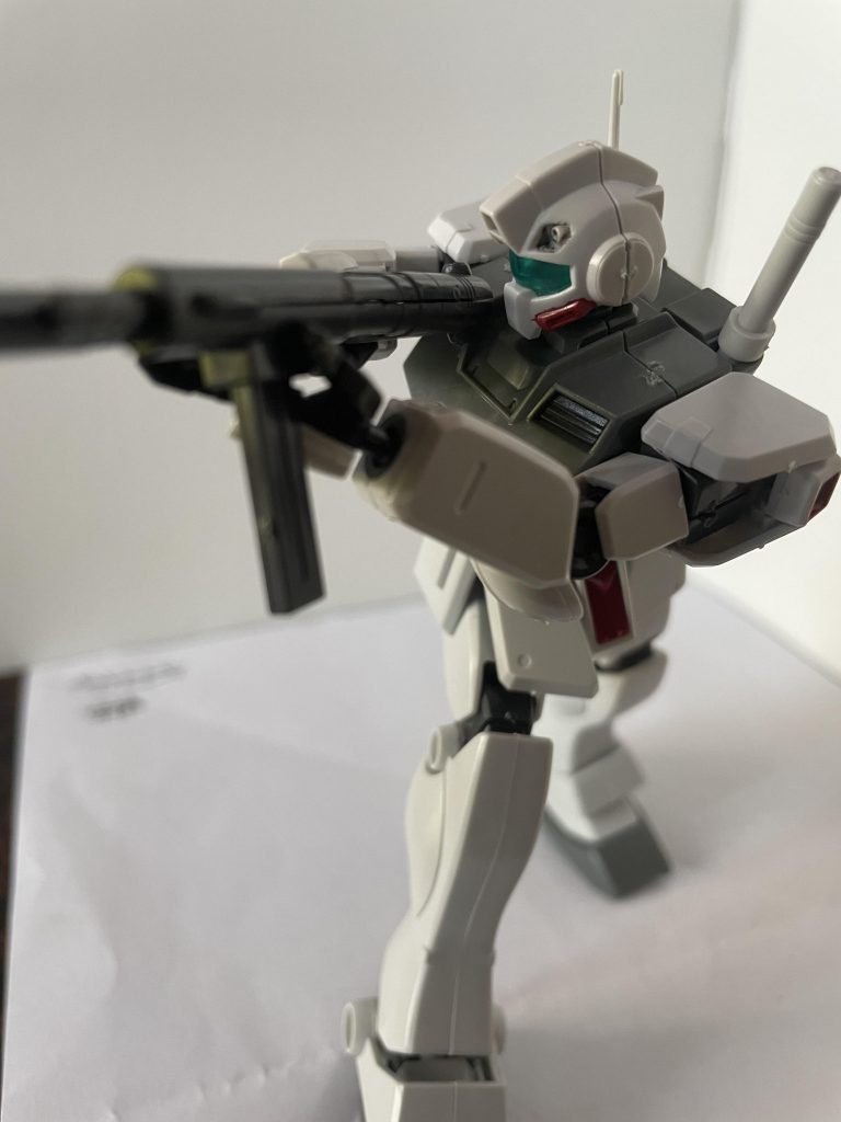 稼働範囲が若干狭いとは言ったが、ある程度のポーズはできる。ただし関節に難ありでポーズによっては外れる。そこは気をつけて。ライフルがリロード可能でありがたい。スカート部分を左右別に動かすために真ん中で切っているが、あの球体のロック部分?がないので切ると傾けた時に落ちる。パテ等で処理すれば大丈夫。