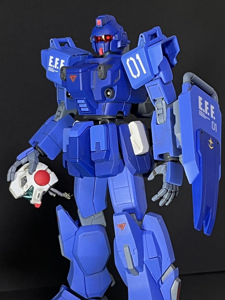 勇ましいポーズより脱力したポーズのほうがコワイと思う胴体、太腿、足首を関節部分で延長、膝先と首をプラ板で延長なるべく最初からあった感じで目立たない程度に筋彫りとコトブキヤのパーツを追加