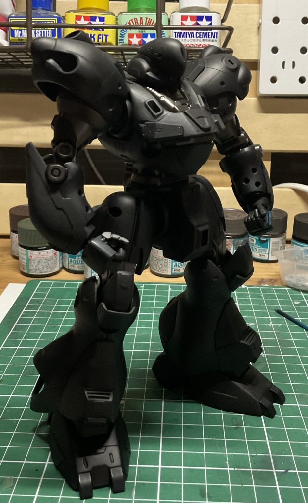 スジボリして、サフ吹き後黒立ち上げ塗装するので、初めて黒サフを使ってみましたが、ちょっとスジボリが見えにくいかな・・・