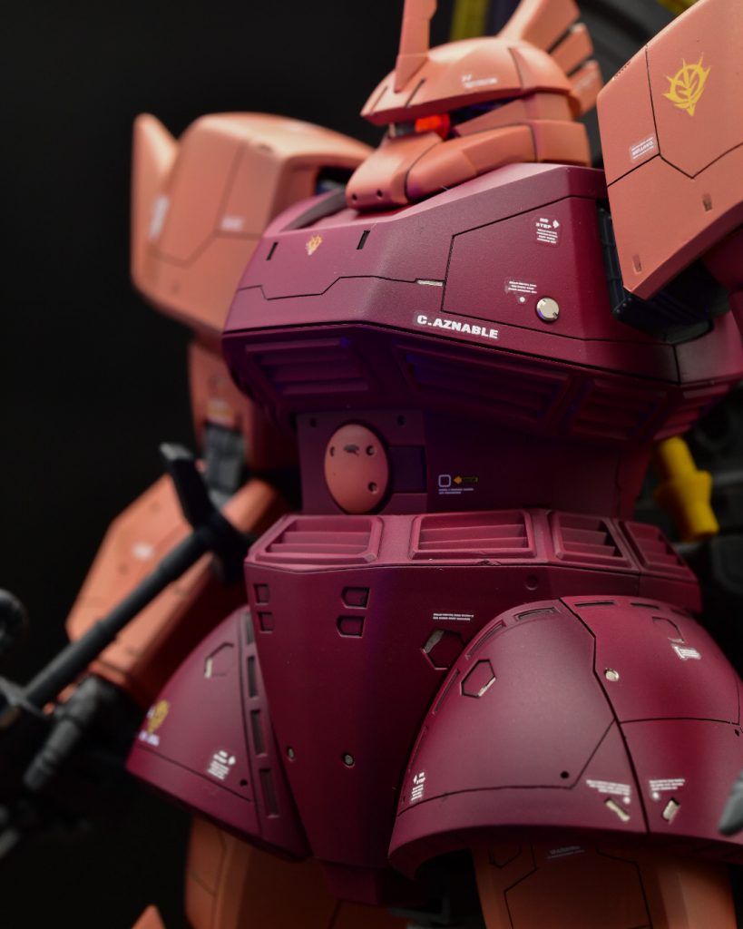 胸にメタルパーツを追加。胸部や腰回りにスジボリを新規に追加しています。