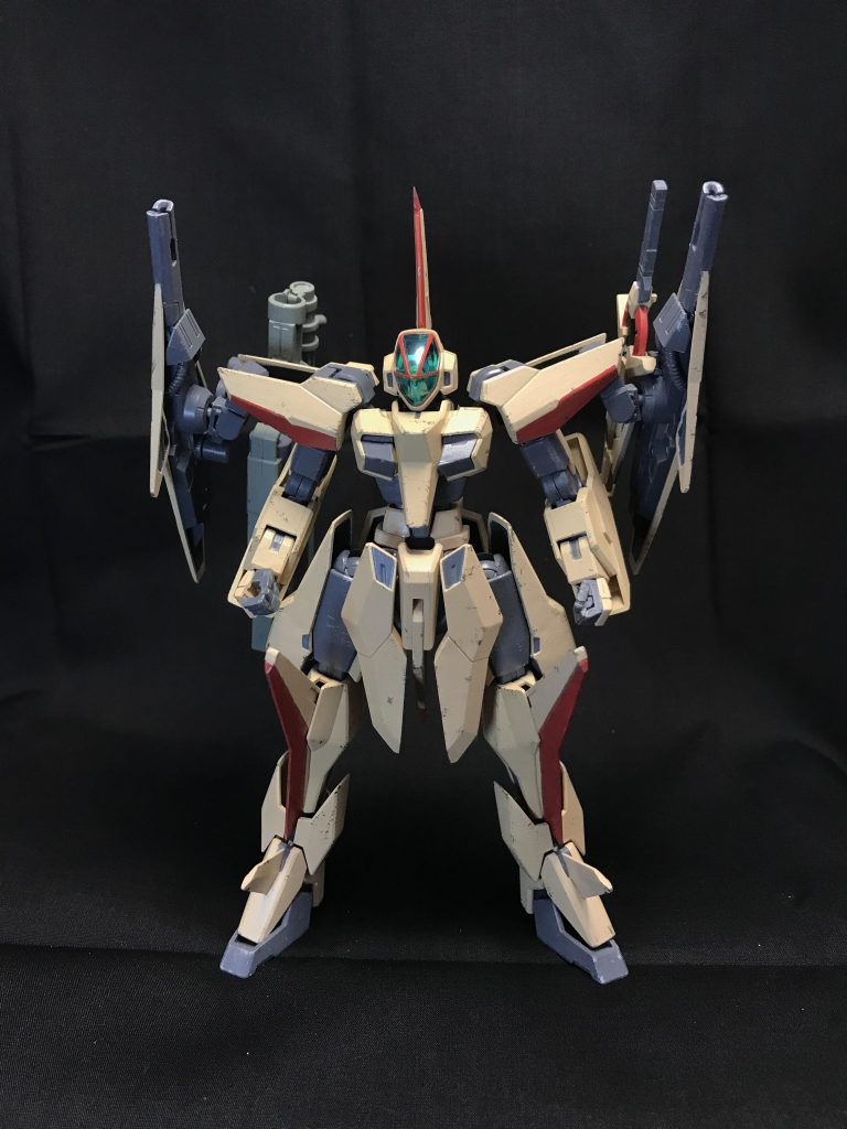 名前はダッシュラプターと言います。ディスラプターからのもじりです。ガンダムの世界観とかではなく80〜90年代OVA作品なんかで出てきそうな、90分尺でトータルで10分くらい活躍して最後乗り捨てられたメカみたいなイメージです。舞台は、怪しい力を持った異文明との戦いで崩壊寸前の未来世界とか、あの頃のエンタメみたいなのを緩く想像してます。