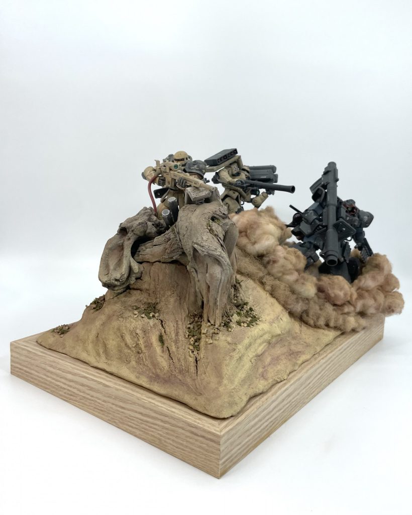 ザク達がメインで楽しめる角度がこの向き。 これは私感ですが、よく目にするディオラマって『動き』を感じられる作品ってあまり見ないような印象を持ってまして、『動き』や『瞬間』を切り取ったような躍動感のある仕上がりを目指しました。