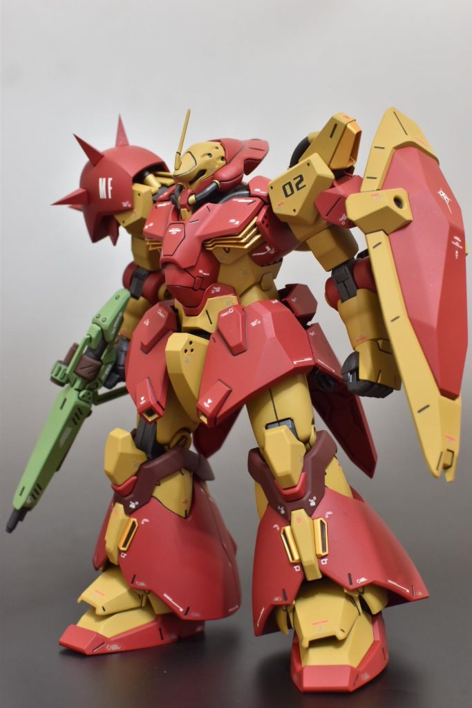 閃光のハサウェイ系のガンダムデカールだけでは物足りなかったのでその他市販のコーションデカールも使用して情報量を増やしました。