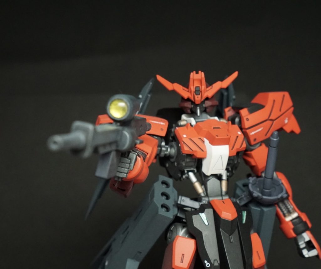 ライフルのスコープにはガンダムマーカーのメッキシルバーを塗ってからHアイズの5mmを少し削ってはめ込んでいます。