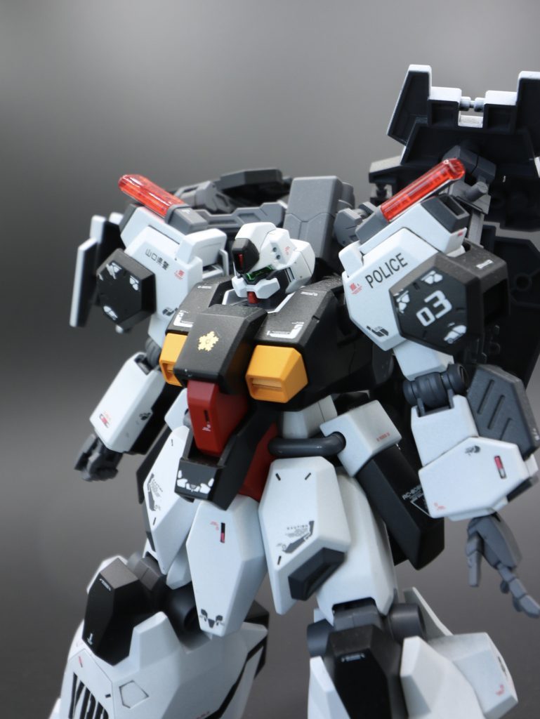 頭部のアンテナは切り取りました。ジェガンのようなデザインに印象が変わります。