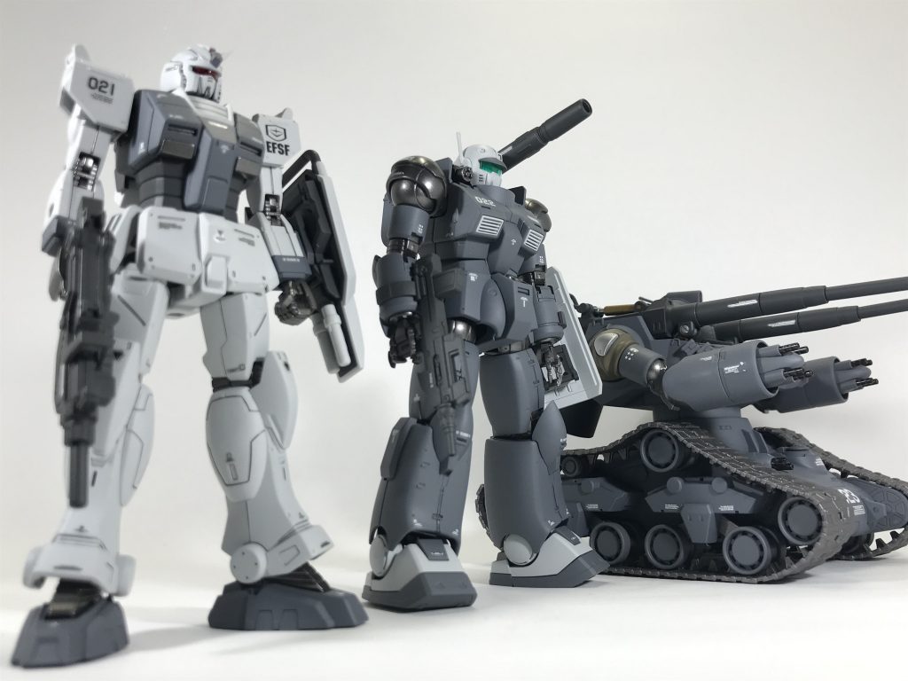 最後に並列撮影。アニメのオープニングに出てきそうなアングルですね。今度はオリジン版ガンダムを交えた小隊を作成したいですね。