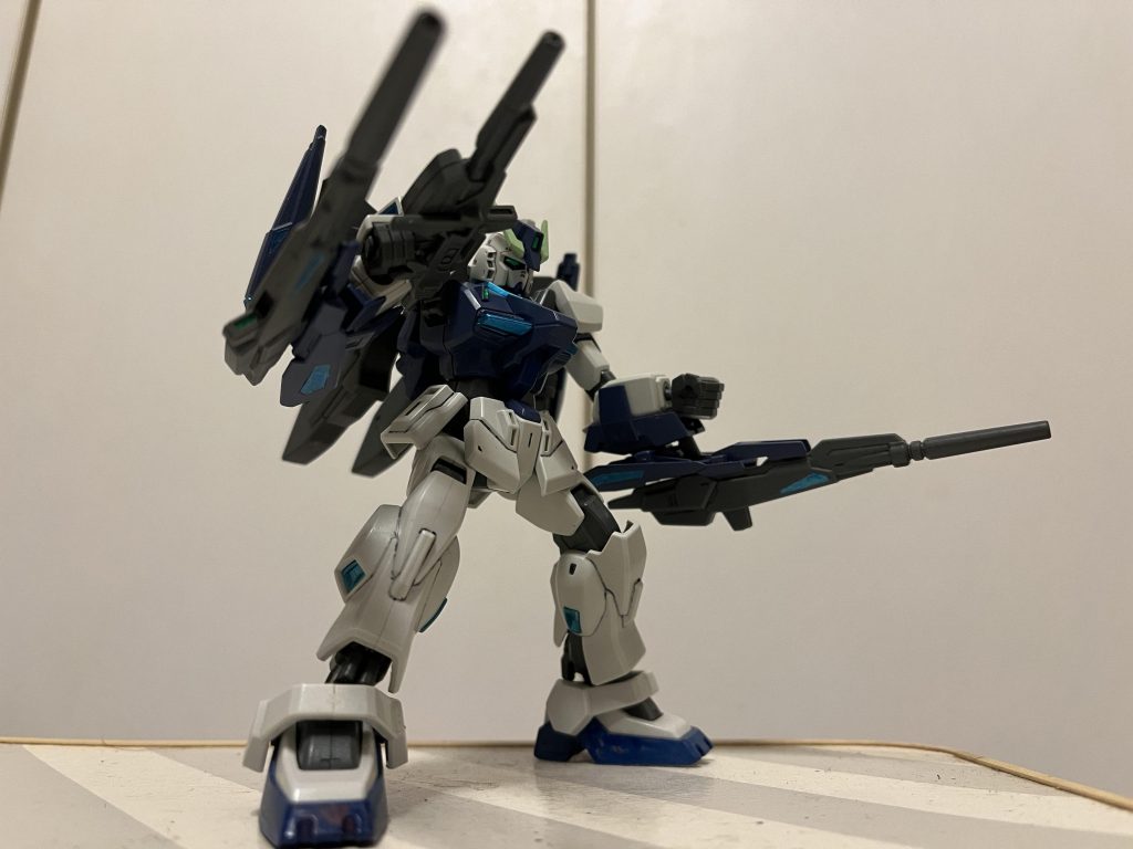 ちょっとガンダムMk-Ⅱの重装型感があるので、地上で踏ん張って射撃してる雰囲気が合っているような。ポーズを取るたび、股関節のボールジョイントにイライラしてしまうw   昔は当たり前だったのになぁ。