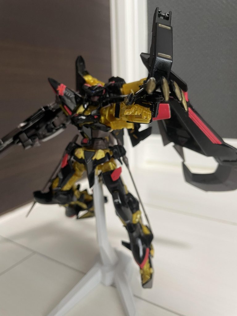 続いてオリ武器名前は…「レッドフレイム・フィンガー」ですレッドフレームの「赤い一撃」をM1アストレイでもできるようにしたらかっこよくね！？って思ったのがオリ武器製作の発端残念ながらM1アストレイは改造に使われて死んだので、代わりにゴールドフレームを生贄に捧げました。