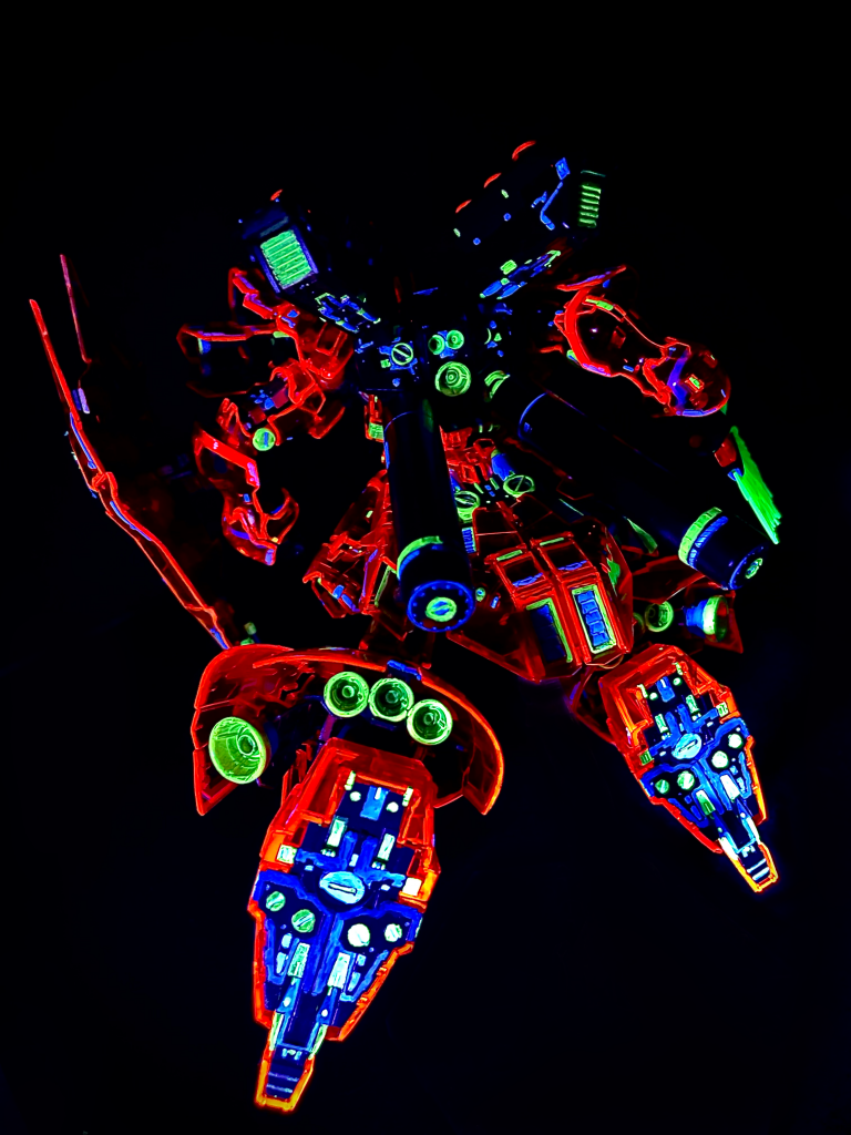 バックショット、めちゃくちゃ映え〜!足の裏まで、ディティールがあれば容赦なく塗り分けし、とてつもない情報量に。こんなところにディティール入れてどうすんだよってところまで細かくディティールが入っていてバンダイを恨みもなりましたが、妥協なしでひたすら塗り分けをして、完成してみたらやっぱやってよかったなぁ〜という気持ちです。