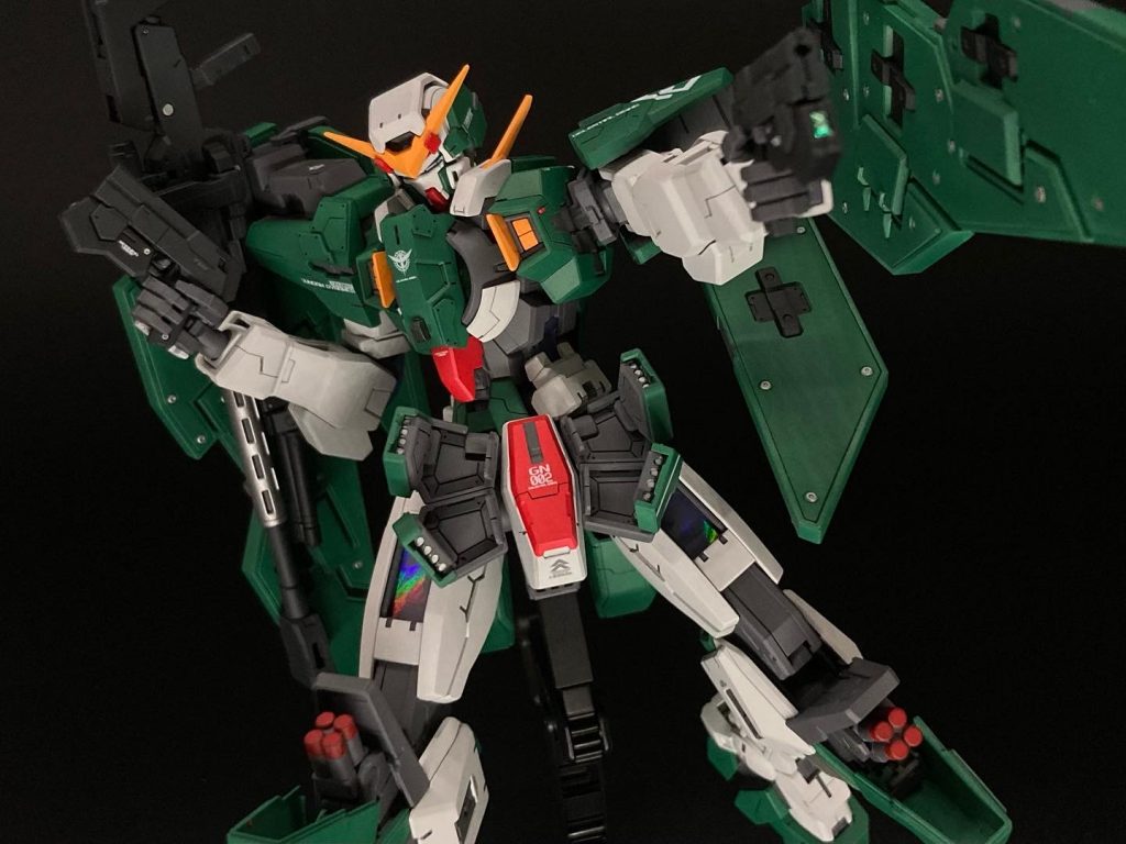 GNビームピストル装備させたポージングです。GNビームピストルもGNスナイパーライフルのスコープ同様にセンサー部分を施しています。膝のミサイルも面相筆を使ってエナメル塗料のレッドで色分け塗装しています。また胸部横の部分にレッドチップでディテールを追加しています。