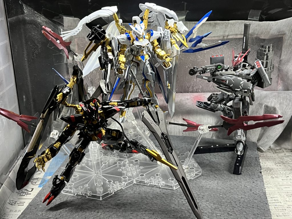 『さぁ、これで…君で最後だ。せいぜい君も、彼らの糧になってくれ。』後ろに座る男が言い放つと同時に、希望の無い戦いの火蓋が切られたのだった。というイベントストーリー・ミッションがGBNで展開されて、NPCのコマンドアストレイと自分の作った機体が協力してクリアするって面白そうだなぁと妄想しながら製作してました(笑)イベント・レイドバトルの際には、ぜひぜひ皆さんの力もお貸しくださいヽ(´▽`)/