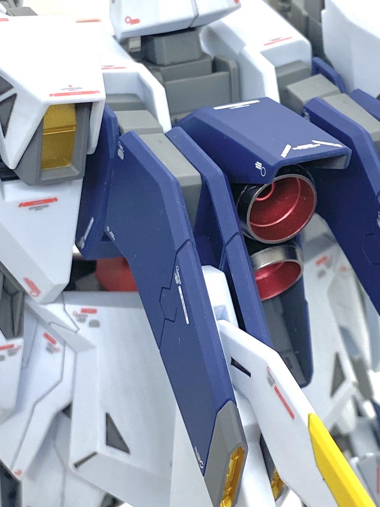 スラスター系はメタリックで塗装したので成型色仕上げでも質感は抜群になりました。エアブラシはメタリック塗装こそ向いていて、これだけは筆塗りより勝っていると思います。逆に凹モールドは筆塗る方が全然早いのでニュートラルグレーを筆で塗っています。