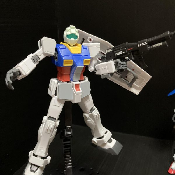 バスターガンダムは塗装完了次休みにはデカールやりたい😊hgジム以前ジムキャノンの肩パーツ割れで😨我慢出来ずに💦ガンダムベース東京で購入したオリジンガンダム😊勿体ないなぁって💦よく見たら余剰パーツとジムキャノンの脚部が同じ金型？脚ジムになるじゃん‼️って思って組んでみました😊手首も一緒なんで武器やハンドパーツも共有できるなぁ💦結局肩パーツは他の欲しいパーツと一緒に注文😊ヘッドパーツはジムジムをジャンク購入暫くは投げプラですが🤣笑その内・・・（2枚目）